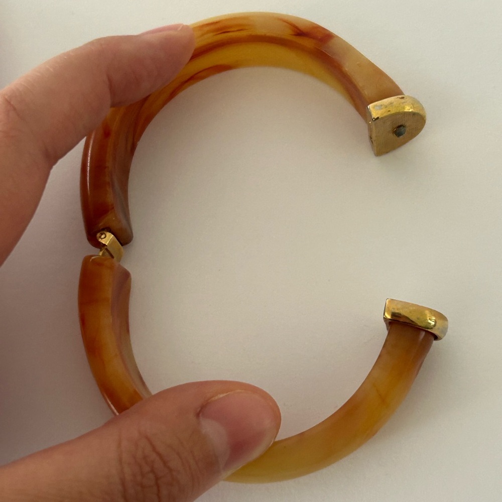 Avon (1981) Vintage Peach/Amber Marbled Bangle Hinged Cuff Bracelet - Picture 12 of 13